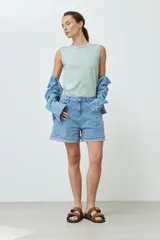 Short de jean celeste con bolsillos delanteros y traseros, y ruedo desflecado.