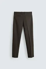 Pantalón de corte regular fit confeccionado en lana de origen italiano. Presenta bolsillos laterales, bolsillo cerillero frontal, bolsillos traseros de vivo y cierre frontal con cremallera y botón.