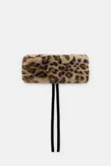 Cuello de pelo sintético con estampado animal print, presenta un diseño rectangular con cierre mediante una lazada de cinta de terciopelo negro en el centro.