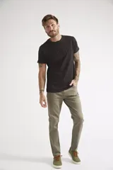 Pantalón de corte slim con diseño de cinco bolsillos y logo bordado. Confeccionado en tejido de algodón con spandex para mayor comodidad.