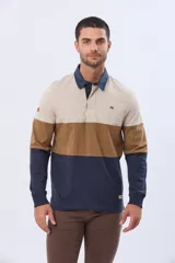 Remera polo de algodón de manga larga con diseño en bloques de color azul marino, bordó y verde oscuro. Tiene cuello y solapa de botones en azul marino.