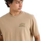 Remera beige de manga corta con pequeño estampado botánico y texto en el pecho.