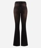 Pantalón de jean corte flare con lavado sobretinta en tono marrón oscuro. Presenta cintura media con trabillas, cierre frontal con cremallera y botón, cinco bolsillos funcionales y ruedo deshilachado.