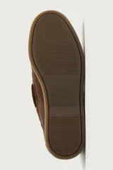 Mocasín náutico de cuero marrón, con cordones de cuero, ojales metálicos y detalles en gamuza a tono.
