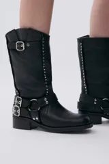 Bota de caña media color marrón de cuero con hebillas y tachas plateadas.