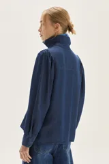 Camisa de lyocell azul oscuro con bordado floral a tono en el pecho y mangas voluminosas. Presenta un calce recto.