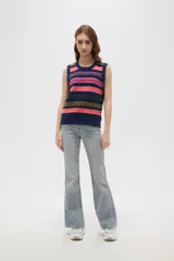 Chaleco de punto sin mangas con diseño jacquard de rayas horizontales en tonos azul, rosa y amarillo. Presenta cuello redondo y corte holgado.