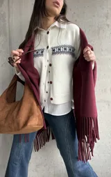 Cardigan de punto color natural con diseño de guarda nórdica en el pecho y cierre frontal con botones marrones.