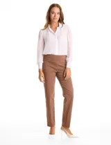Pantalón de corte recto y entallado, con diseño sastrero y nervadura central vertical. Cuenta con cintura ancha de soporte y panel interno modelador en la zona abdominal. Presenta frente limpio y bolsillos posteriores simulados.