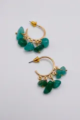 Aros abridores tipo argolla dorados con dijes colgantes de piedras en tonos verdes.