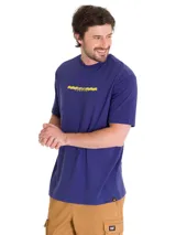 Remera azul de manga corta Caterpillar, con cuello redondo y diseño gráfico impreso en el pecho.
