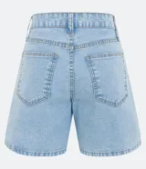 Short de jean celeste, con cintura media, trabillas, cierre con botón y cremallera, y bolsillos delanteros y traseros.