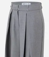 Pantalón de sastrería modelo pantalona, de corte amplio y tiro alto. Presenta pinzas frontales, cierre con cremallera y botón, y presillas en la cintura. Incluye un cinturón ajustable del mismo tejido.