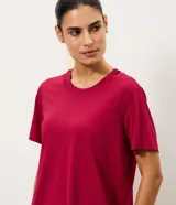 Remera deportiva de manga corta y cuello redondo, confeccionada en poliamida con elastano, de color rosado y diseño liso.