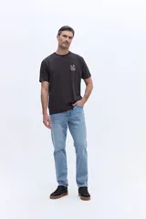 Remera de manga corta color gris oscuro, con cuello redondo y estampa pequeña en el pecho con diseño de montañas y texto.