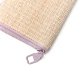 Billetera Extra Large tipo fichero de diseño texturizado con efecto tejido de rafia natural, detalles en eco-cuero color lila en los bordes y placa frontal con logo de la marca.