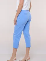 Pantalón capri estilo sastrero de tiro alto, color celeste, con cintura ancha elastizada sin cierres, bolsillos funcionales en el frente y bolsillos simulados en la parte posterior.