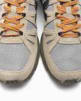 Championes Veja modelo Salar Alveomesh, color marrón con detalles en gris y negro. Presentan una estructura combinada de malla técnica y gamuza, con suela Vibram para mayor tracción y cordones jaspeados.