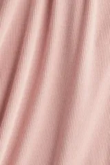 Remera entallada de punto acanalado con cuello redondo fino ribeteado y mangas cortas.