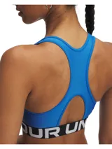 Top deportivo de soporte medio Under Armour, confeccionado en tejido HeatGear que absorbe el sudor y se seca rápidamente. Presenta un diseño de espalda cruzada con abertura para mayor ventilación, doble forro para cobertura y una banda elástica inferior con el logo de la marca. El tejido elástico en cuatro direcciones permite una gran libertad de movimiento.