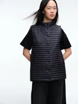 Chaleco acolchado ultraligero Save The Duck, con cuello alto y cierre frontal mediante botones a presión. Presenta un diseño de estructura horizontal con aislamiento térmico y protección contra el viento.