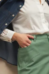 Short blanco de tiro alto, de algodón y elastizado, con terminación desflecada.