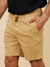 Bermuda de gabardina color gris oscuro, corte recto, con bolsillos laterales tipo cargo con botón a presión.