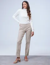 Pantalón color beige de gabardina elastizada, marca Ruby Rd. Delantera con bolsillos simulados y trasera con bolsillos aplicados. Corte recto.