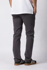 Pantalon chino de corte recto confeccionado en gabardina premium, con bolsillos laterales y traseros clásicos.