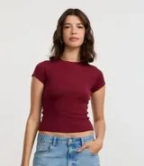 Remera manga corta color borgoña, de corte ajustado y largo a la cadera. Confeccionada en tejido de punto acanalado.
