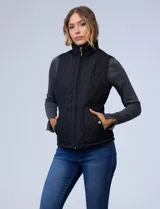 Chaleco negro capitoneado con abertura central con cierre, bolsillos delanteros con botones y forro de abrigo.