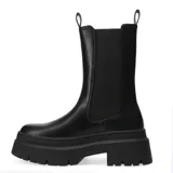 Botas negras de caña media con elástico lateral y suela track.