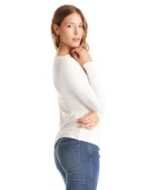 Remera blanca de modal, marca Elie Tahari, con cuello recto, manga larga y frunces en el lateral.