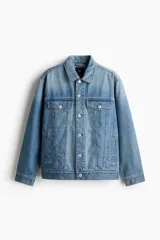 Campera de denim celeste con cuello clásico, cierre frontal con botones metálicos, bolsillos con solapa en el pecho y bolsillos laterales. Corte holgado.