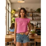 Blusa de tela broderie color negro, con cuello redondo, mangas cortas con volados y detalle de calado horizontal en la parte superior del pecho.