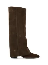 Bota de caña alta confeccionada en cuero gamuza color chocolate, con diseño de polaina incorporada y taco bajo.