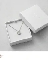 Collar de acero con cadena fina y dije hexagonal con incrustaciones de circonias.