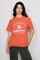 Remera de algodón color naranja con estampado gráfico frontal en color blanco que incluye el logo de Budweiser y la leyenda King of Beers.