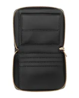 Billetera Guess modelo Isola de color negro, confeccionada en material sintético con textura granulada. Cuenta con cierre perimetral dorado y el logo de la marca en letras metálicas doradas en el frente.