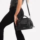 Cartera bandolera negra de cuero sintético con textura croco en la solapa superior. Tiene doble asa corta y correa larga extraíble y ajustable. El logo de la marca está grabado en una placa metálica plateada en el frente.
