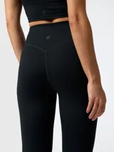 Calza deportiva de tiro alto y largo hasta el tobillo, color negro, confeccionada en tejido suave con tecnología Aloe Vera.
