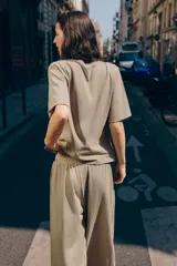 Camiseta de algodón color beige con efecto lavado, cuello redondo y mangas cortas de corte regular fit.