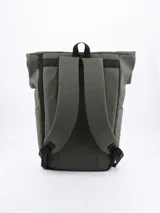 Mochila de estilo roll-top color verde oliva, con cierre principal ajustable mediante correa negra y hebilla de plástico. Presenta un bolsillo frontal con cierre vertical y base reforzada en color negro.
