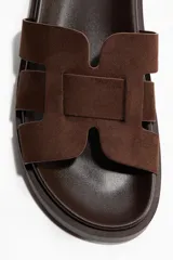 Sandalias marrones con tiras anchas entrecruzadas, punta redondeada y plantilla preformada con acabado suave.