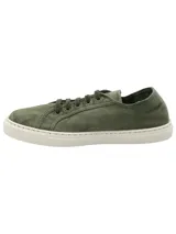 Sneaker de algodón orgánico color verde militar, con cordones al tono y suela de goma blanca.