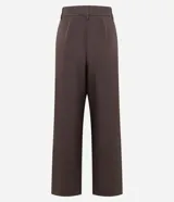 Pantalón sastre de corte recto con pliegues delanteros, cintura con trabillas y bolsillos laterales. Presenta una estructura elegante y versátil.