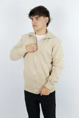 Campera beige de algodón con cierre y cuello alto.