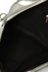 Bandolera negra con tapa, cierre de cremallera y correa de cadena plateada con detalles de cuero.