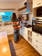 Sweater tejido en boucle multicolor con cuello redondo y puños ajustados.