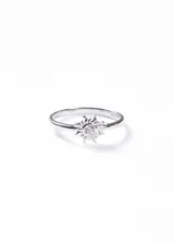 Anillo de plata 925 con diseño de sol y una zirconia central engastada.